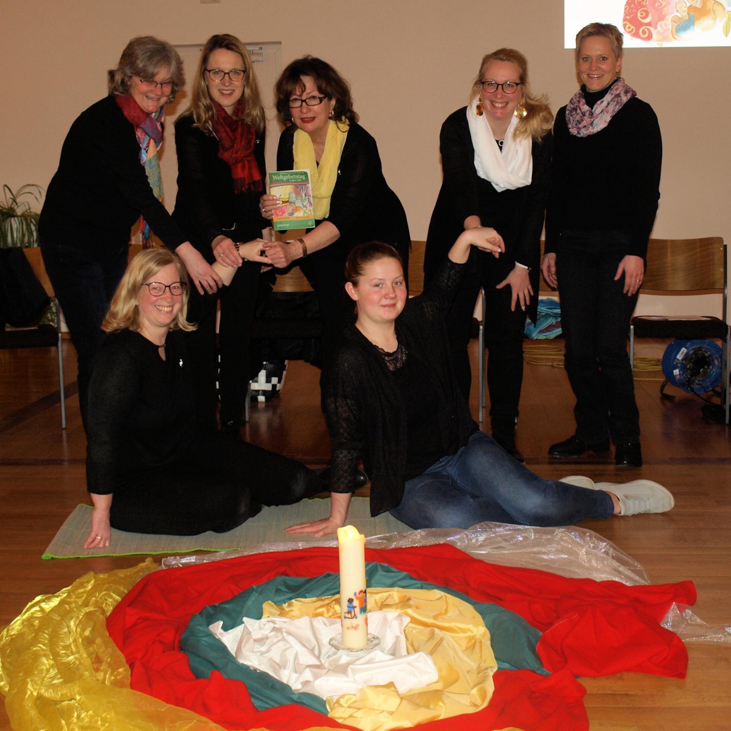Die Frauen des Weltgebetstagsvorbereitungsteams. Von links stehend Elke Krumpholz, Ingrid Renk, Michaela Mattes, Steffi Kolb, Simone Michel. Vorne von links Gisela Schmermer und Marie Schneider.