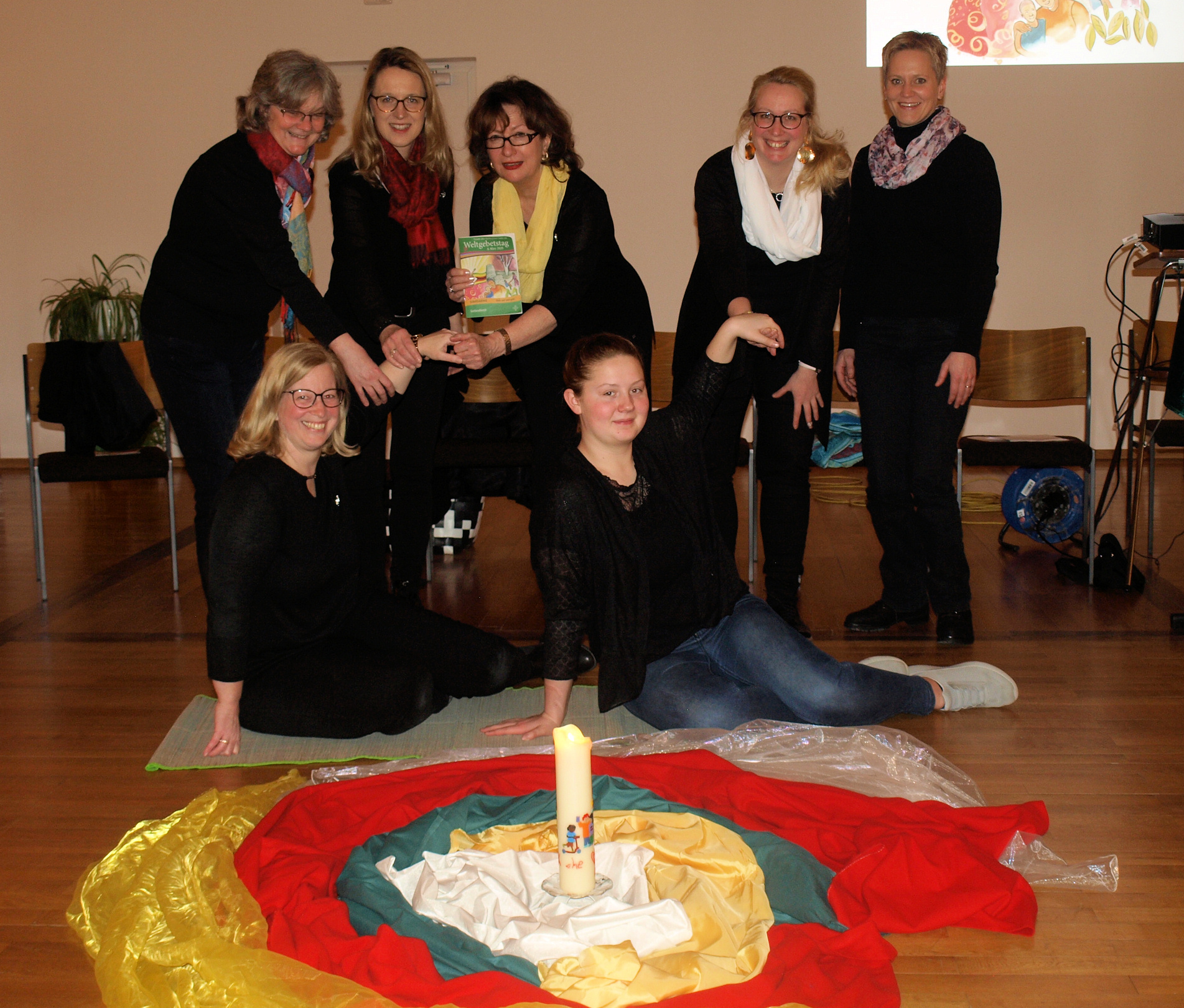 Die Frauen des Weltgebetstagsvorbereitungsteams. Von links stehend Elke Krumpholz, Ingrid Renk, Michaela Mattes, Steffi Kolb, Simone Michel. Vorne von links Gisela Schmermer und Marie Schneider.