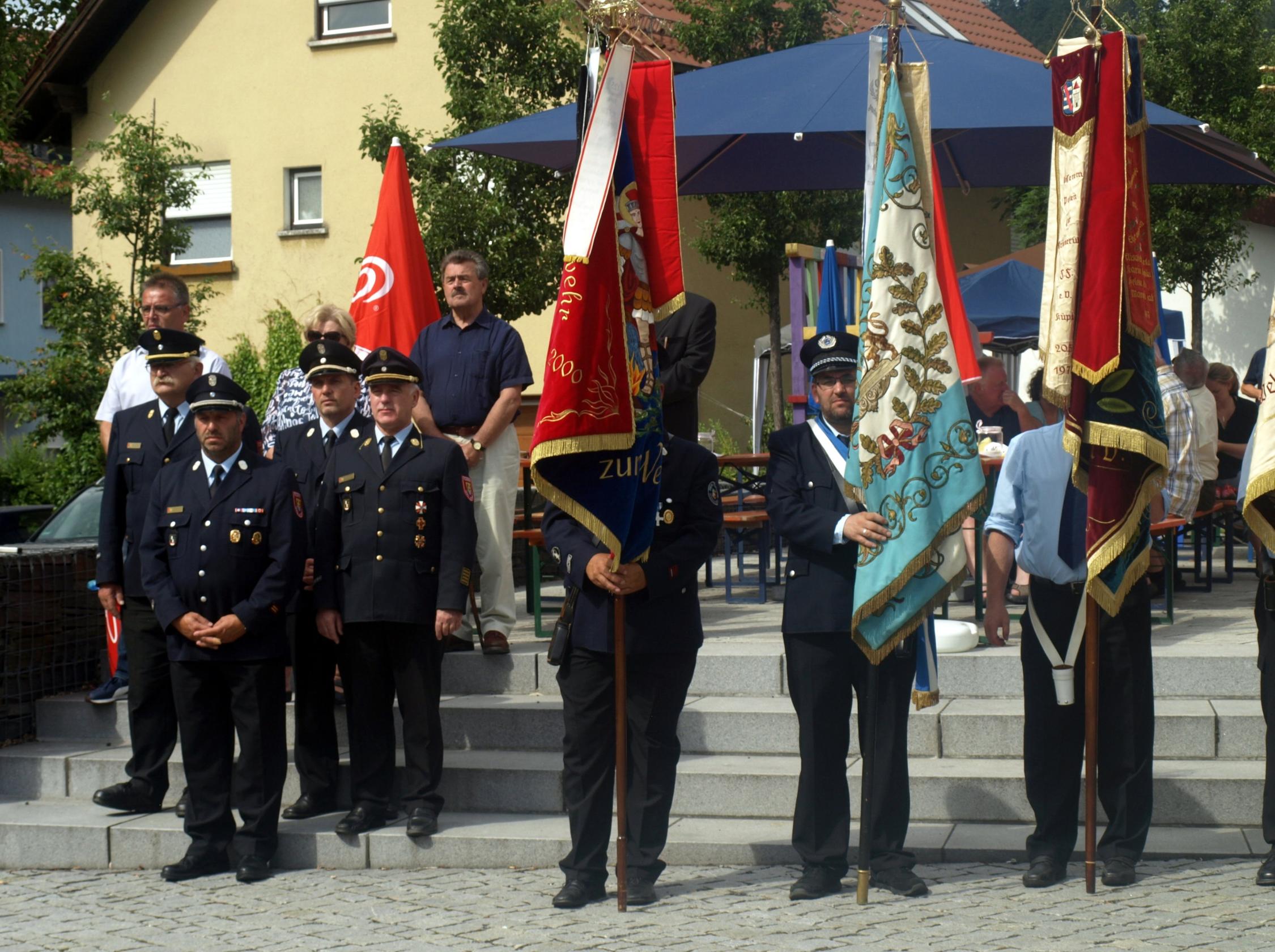 Die Kreisbrandinspektion mit Kreisbrandrat Joachim Ranzenberger sowie einigen Fahnenabordnungen der Feuerwehren und örtlichen Vereine.