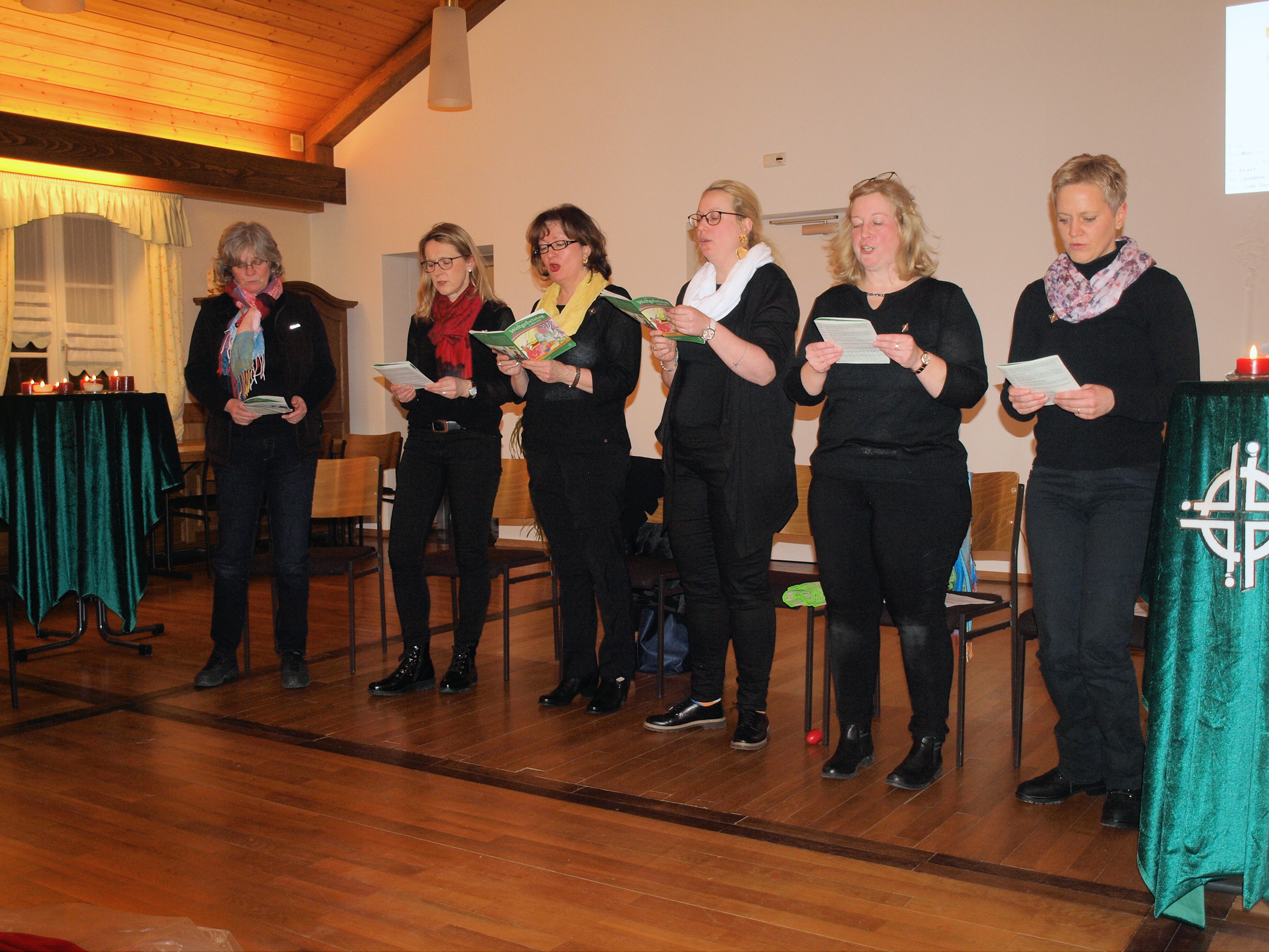 Die Lieder wurden eingeübt und gesungen. Von links Elke Krumpholz, Ingrid Renk, Michaela Mattes, Steffi Kolb, Gisela Schmermer und Simone Michel