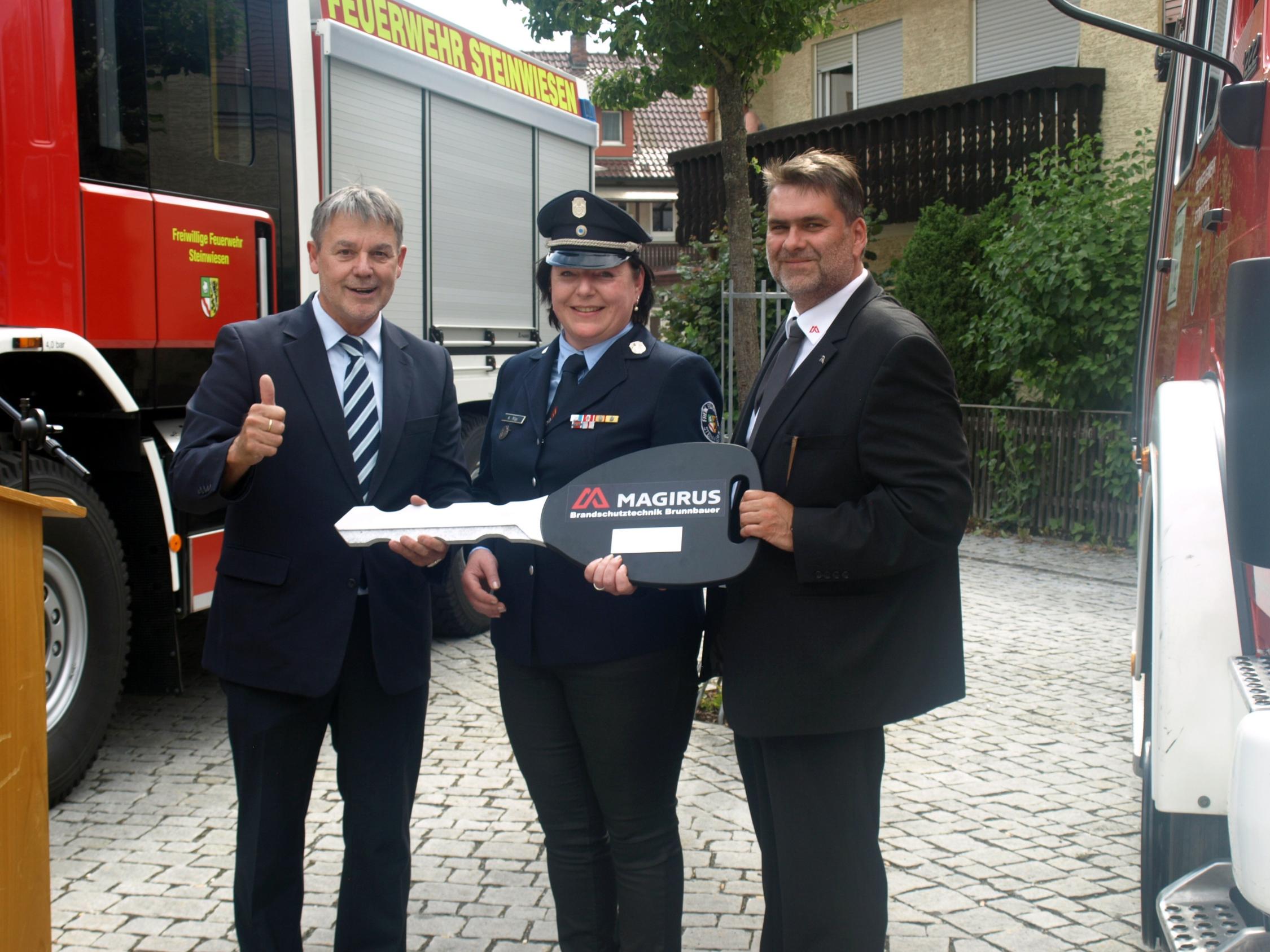 Die offizielle Schlüsselübergabe mit von links Bürgermeister Gerhard Wunder, Kommandantin Kerstin May und Mario Tauber, Vertreter von Magirus