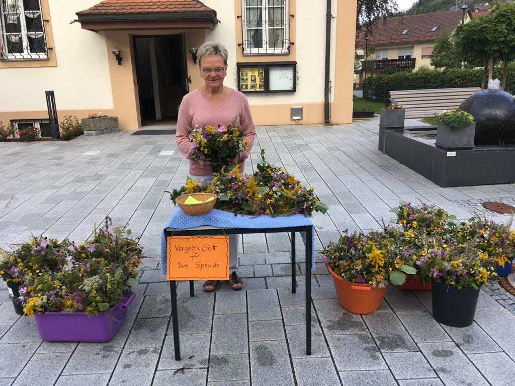 07_Hildegard Michel bei der Verteilung der Kräuter