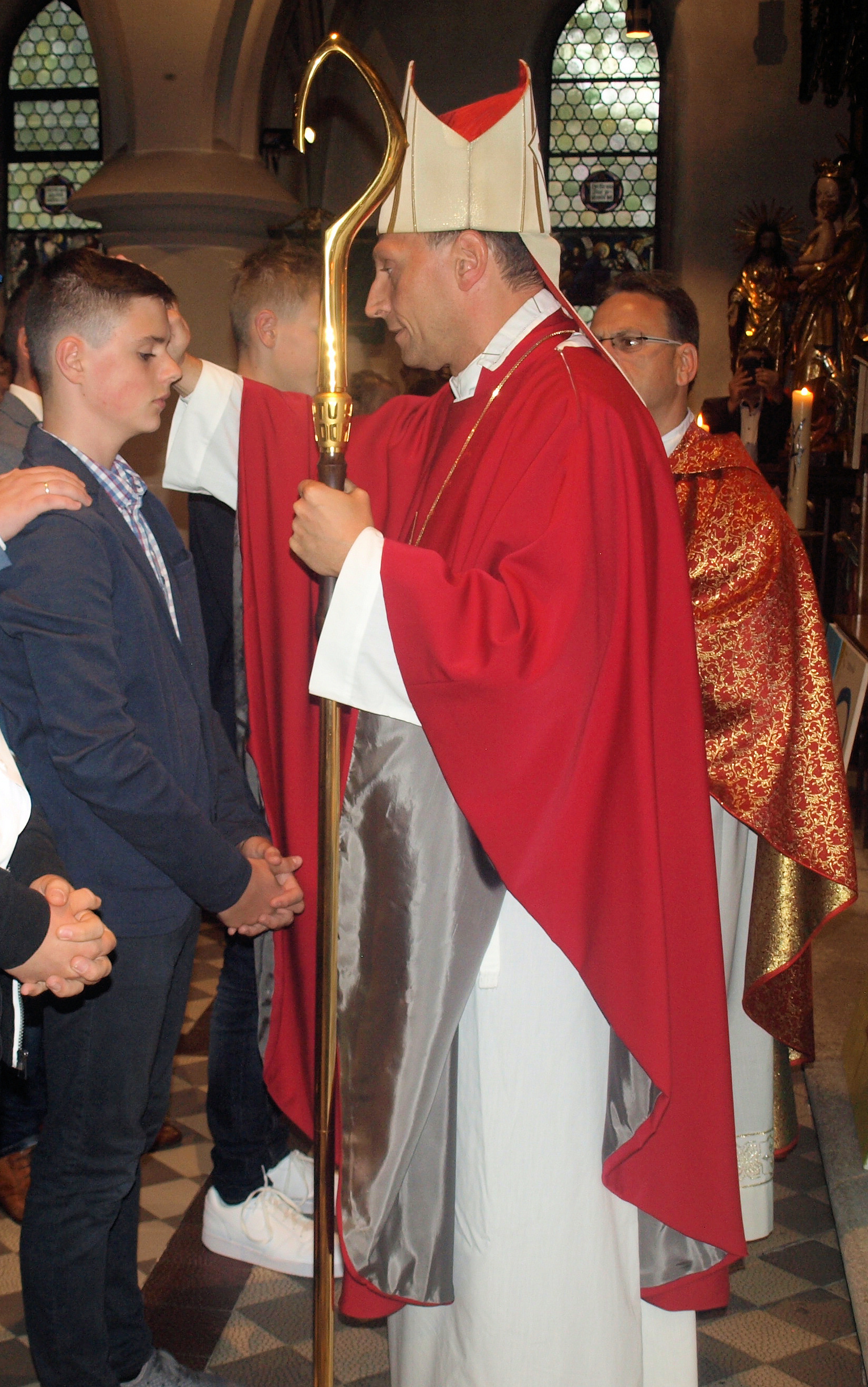 Hwst. H. Weihbischof Herwig Gössl spendete in Steinwiesen den Jugendlichen das Sakrament der Heiligen Firmung.