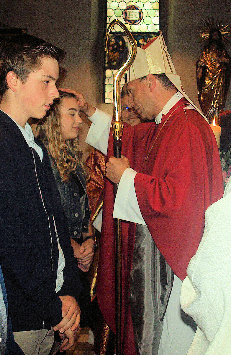 Hwst. H. Weihbischof Herwig Gössl spendete in Steinwiesen den Jugendlichen das Sakrament der Heiligen Firmung.