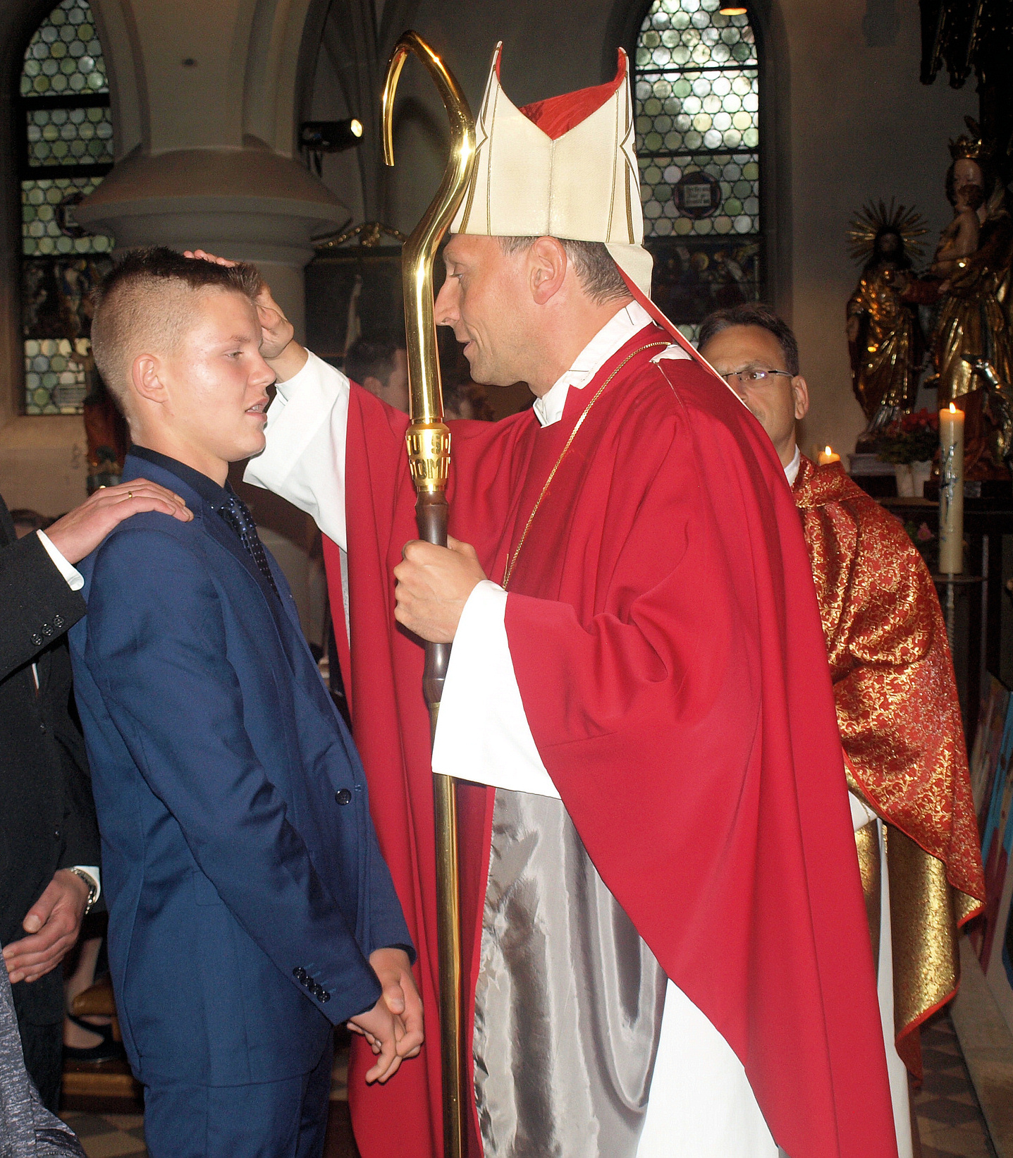 Hwst. H. Weihbischof Herwig Gössl spendete in Steinwiesen den Jugendlichen das Sakrament der Heiligen Firmung.