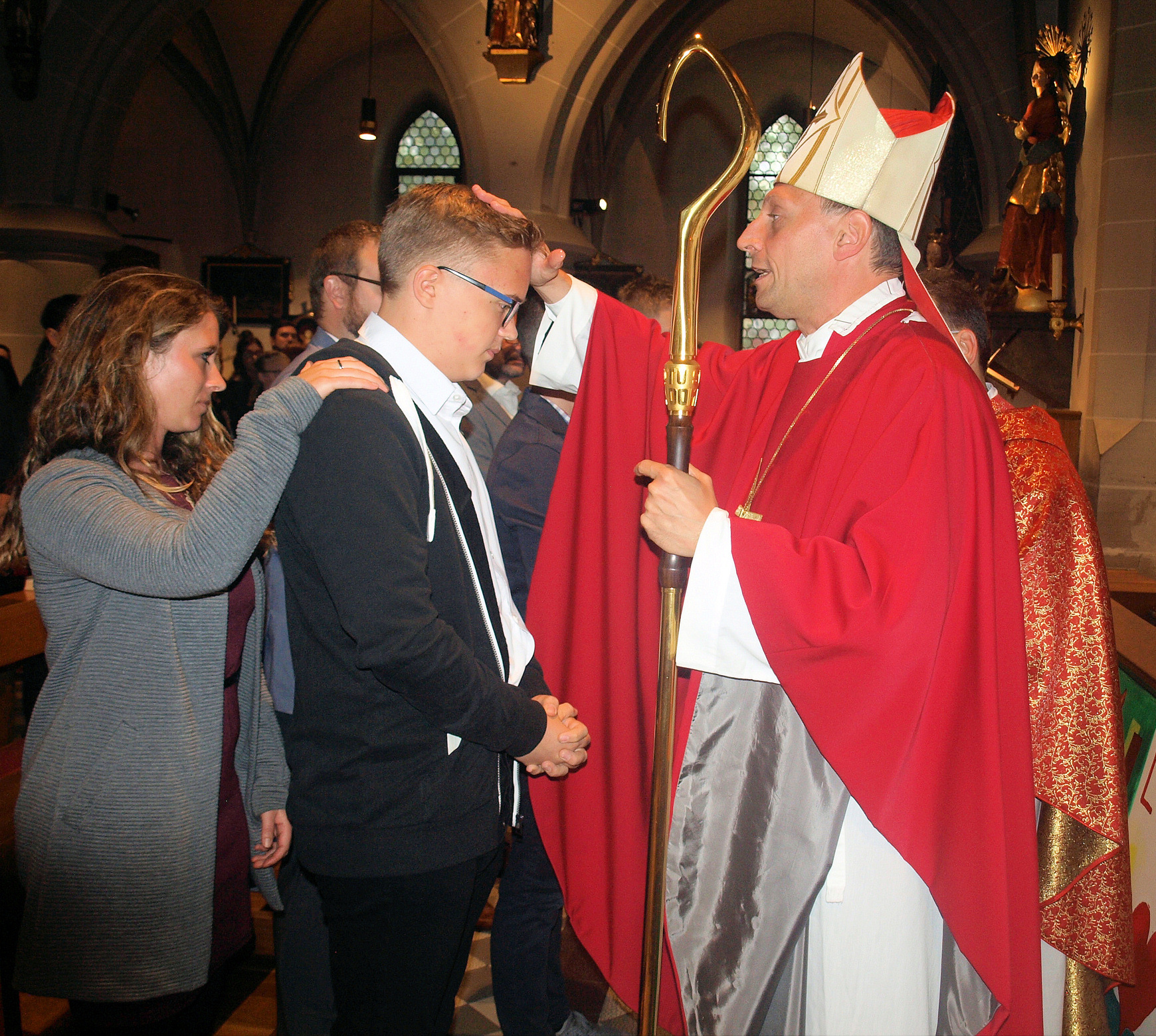 Hwst. H. Weihbischof Herwig Gössl spendete in Steinwiesen den Jugendlichen das Sakrament der Heiligen Firmung.