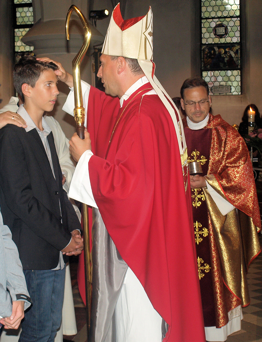 Hwst. H. Weihbischof Herwig Gössl spendete in Steinwiesen den Jugendlichen das Sakrament der Heiligen Firmung.