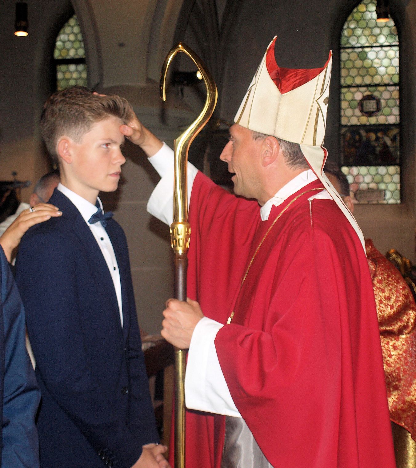 Hwst. H. Weihbischof Herwig Gössl spendete in Steinwiesen den Jugendlichen das Sakrament der Heiligen Firmung.
