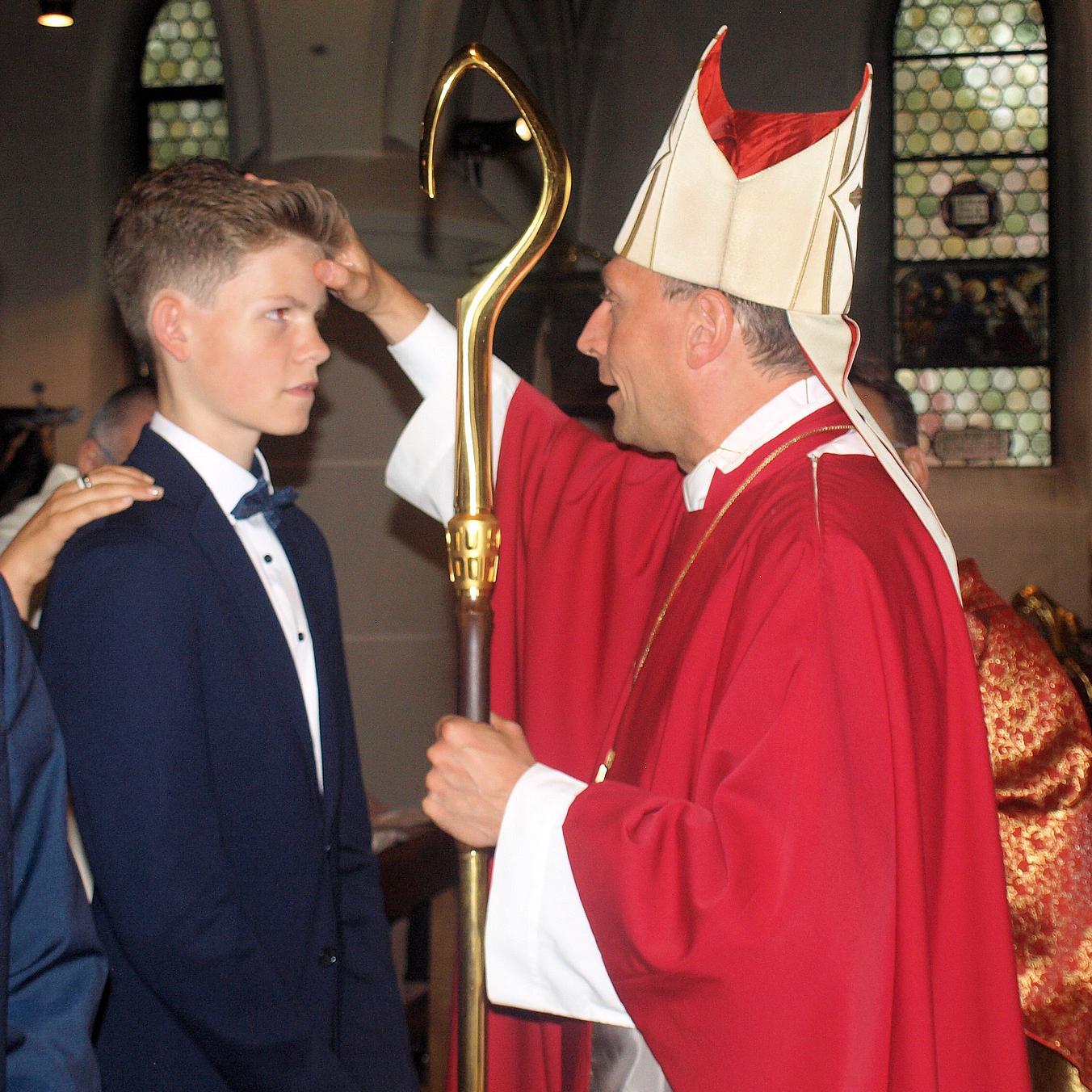 Hwst. H. Weihbischof Herwig Gössl spendete in Steinwiesen den Jugendlichen das Sakrament der Heiligen Firmung.