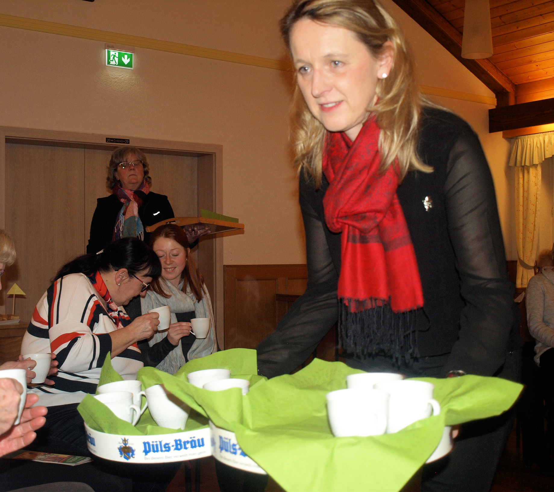 Ingrid Renk verteilt im Anschluss Tee und Köstlichkeiten aus Simbabwe