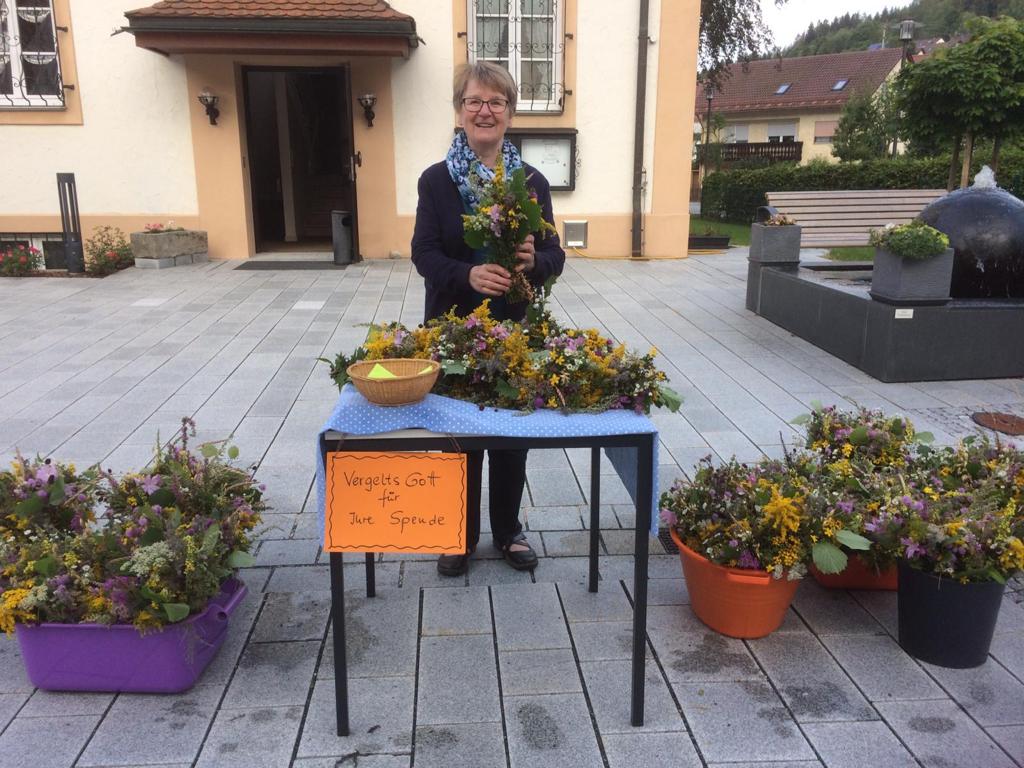 06_Margit Barnickel bei der Verteilung der Kräuter