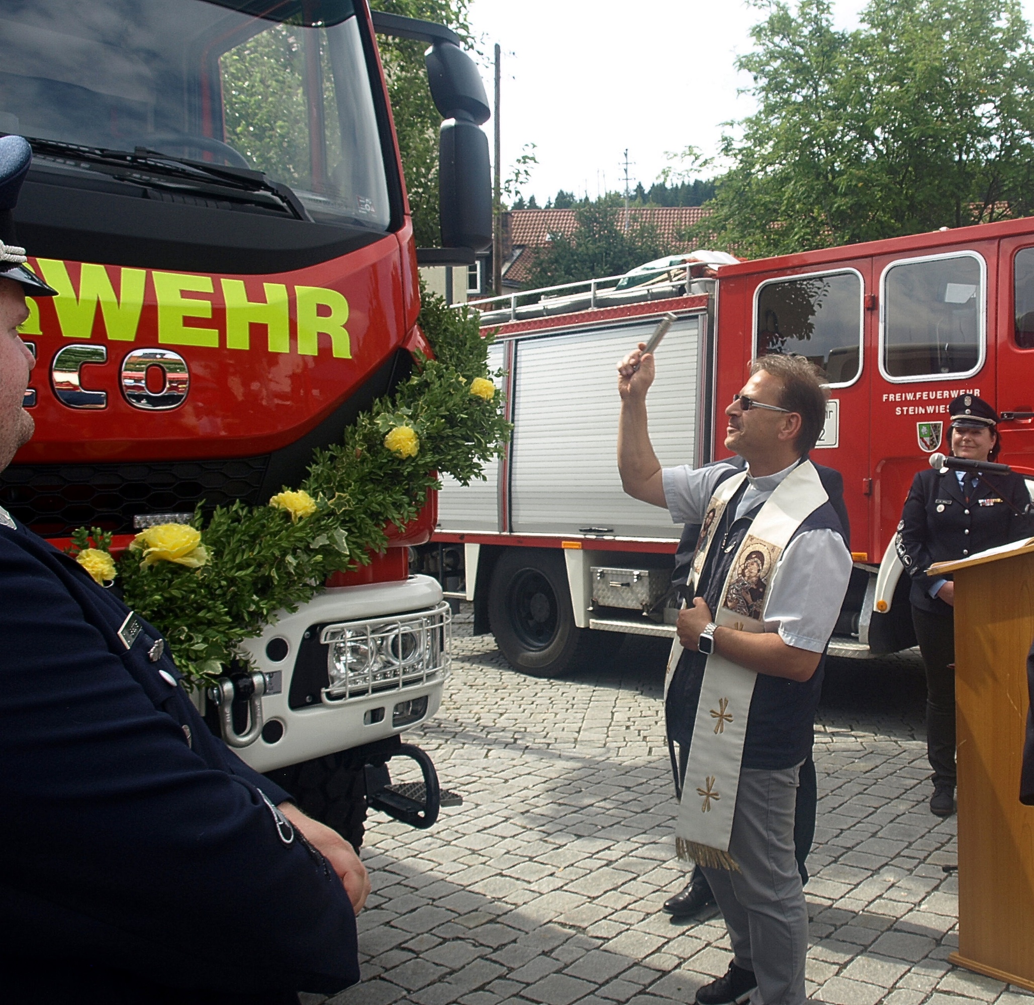 Pfarrer Richard Reis segnet das neue Fahrzeug LF 10 EC-line der Freiwilligen Feuerwehr Steinwiesen und stellt es unter den Schutz des allmächtigen Gottes.