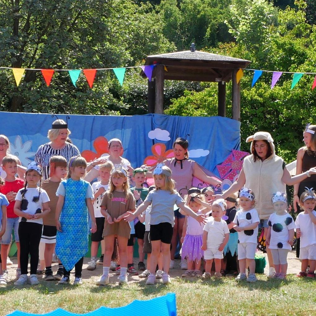 Ein gemeinsames Lied rundete die Aufführung im Kindergarten ab.