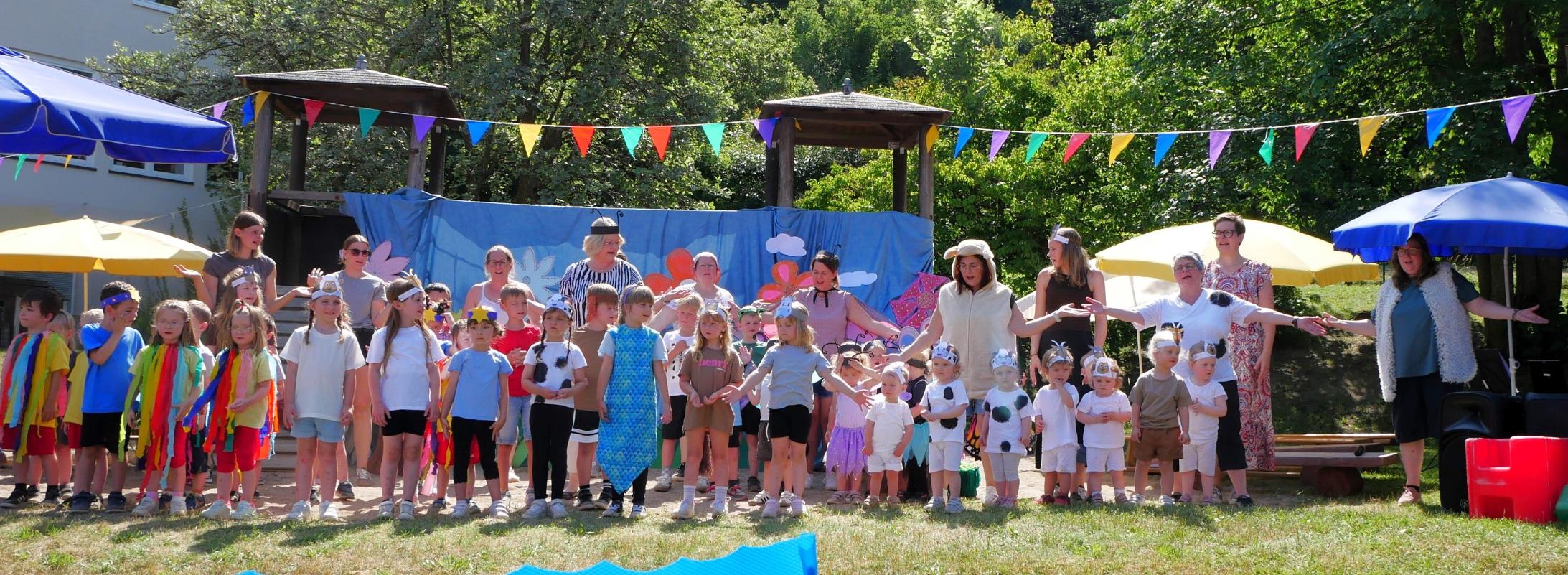 Ein gemeinsames Lied rundete die Aufführung im Kindergarten ab.