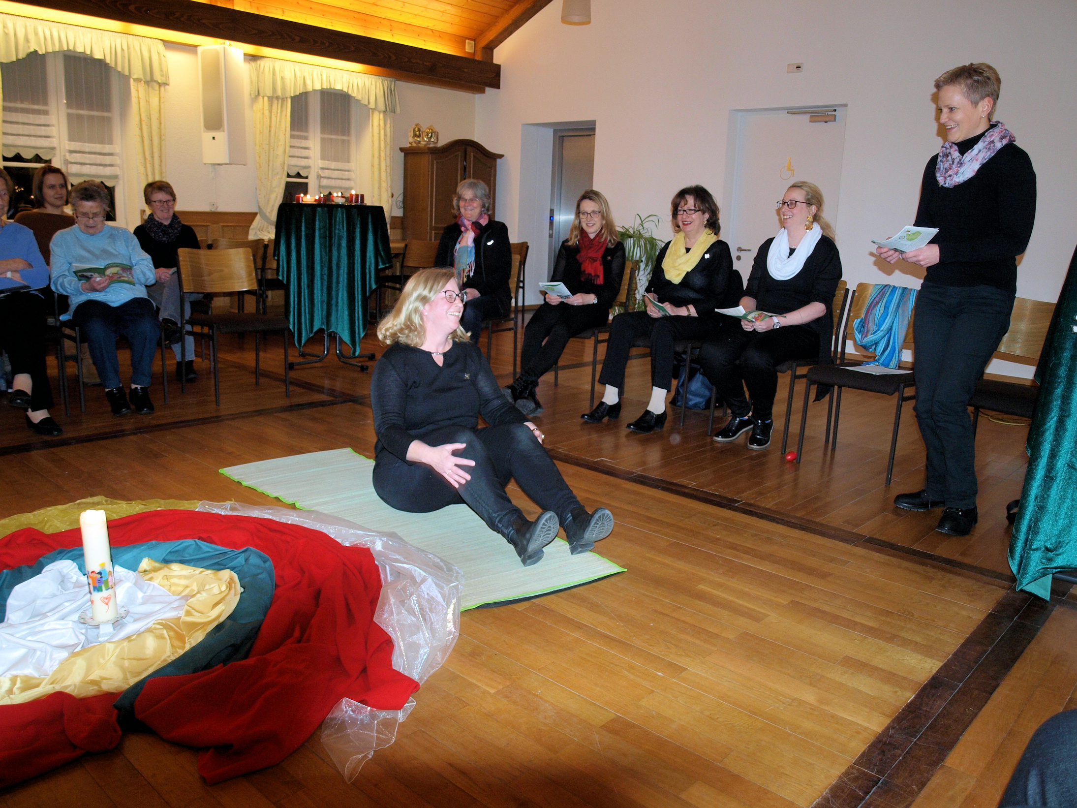 „Steh auf und geh“ – Simone Michel (re) fordert die liegende Gisela Schmermer auf