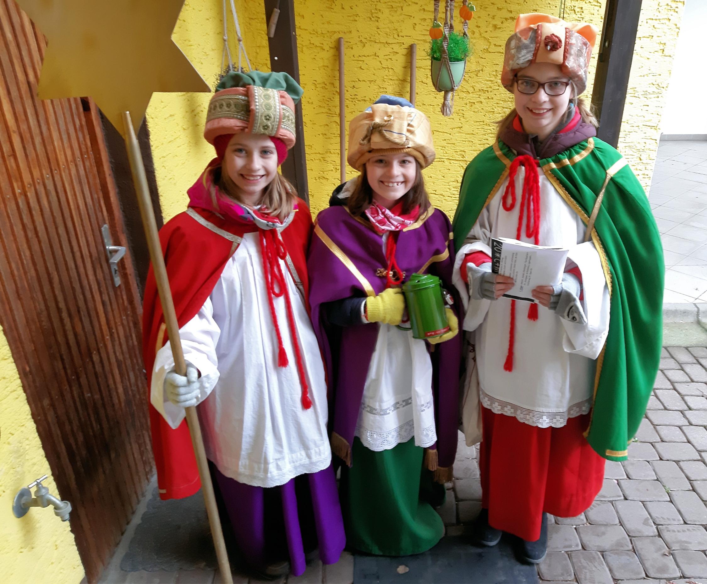 Sternsinger Steinwiesen 2019: Sie bringen den Segen in die Häuser und sammeln Spenden – die Sternsinger Julia, Ida und Lena (v.li)