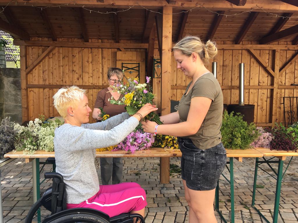 v.l. Susanne Michel, Marie Schneider, im Hintergrund Margit Barnickel