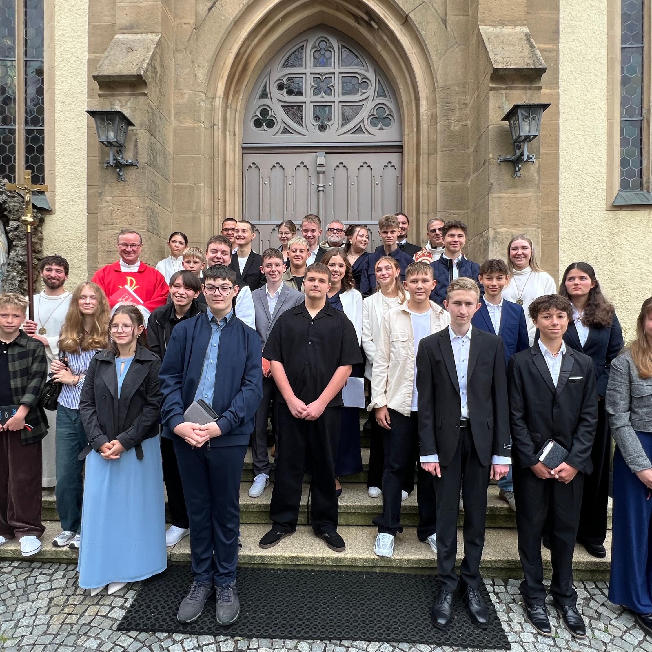 Die Firmlinge mit den Ministranten sowie Firmspender Domkapitular Albert Müller, Pastoralreferent Harald Ulbrich und Pfarrer Richard Reis nach dem Gottesdienst.